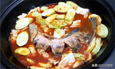 东北茄子炖鱼的做法(美味鲜香，一碗家常好味)
