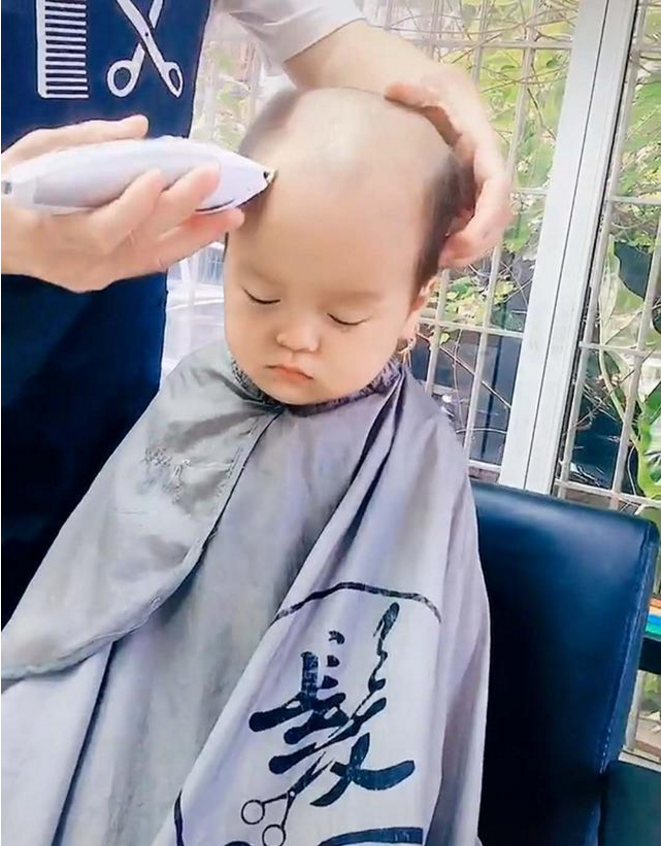 有不少宝妈喜欢在夏天给宝宝剃光头,可这样真的好吗?