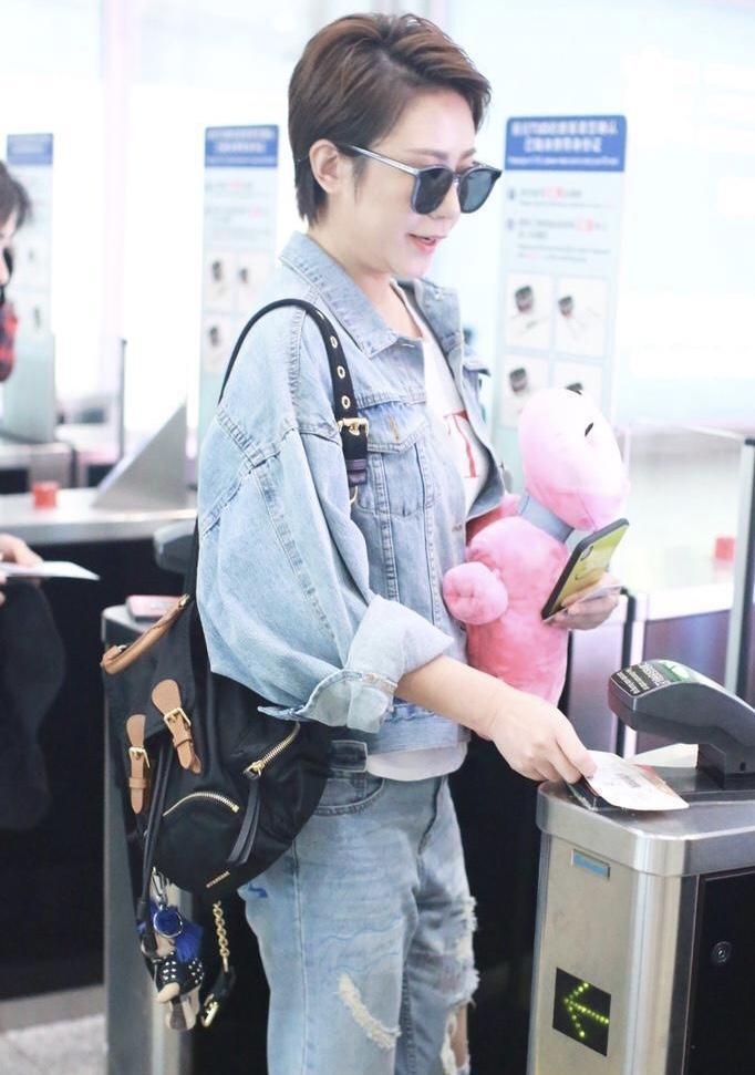 马丽穿牛仔外套配破洞牛仔裤,尽显随性美,简直就是时髦精本精了