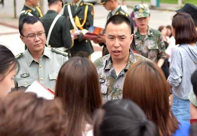 大学生义务兵两年能拿多少钱（大学生参军入伍）