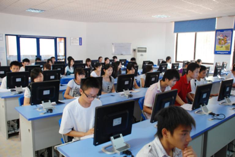 学生上大学，8千生活费不足一月已用光，生活费标准多少够用