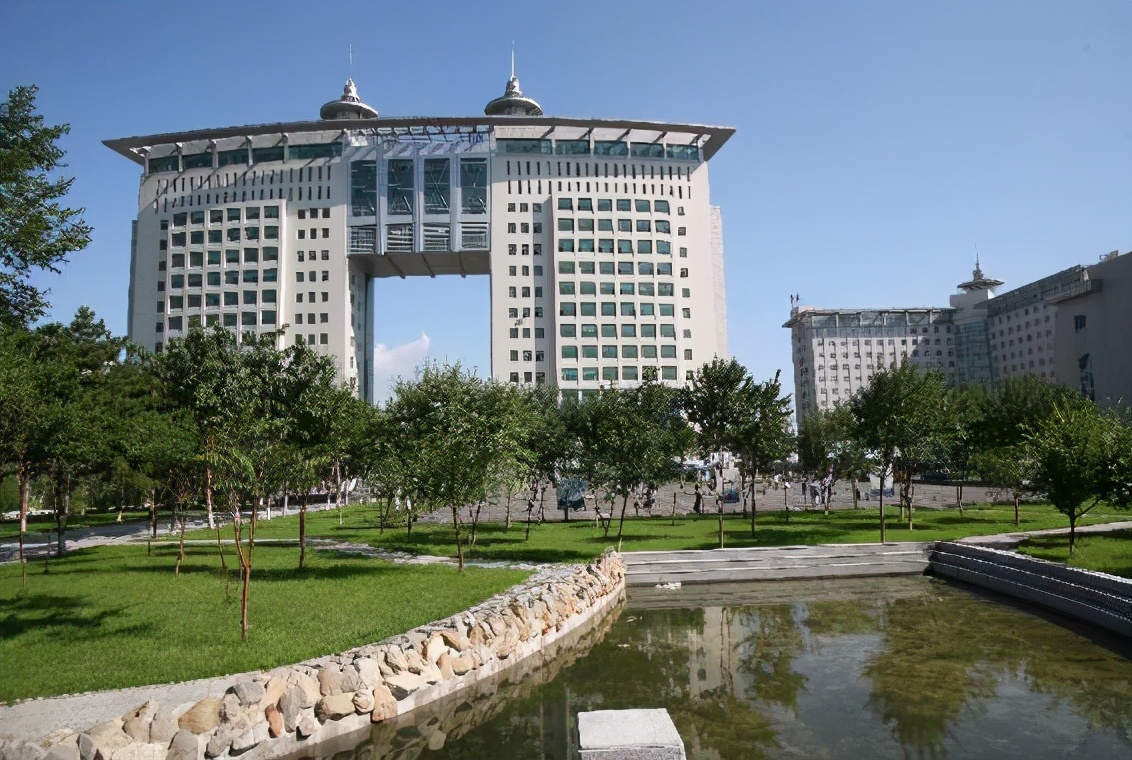 儿子考上985，家长兴高采烈办“升学宴”，亲戚却吐槽：复读吧