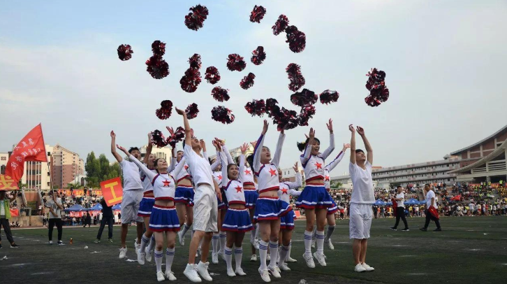 清华大学女生持续尬舞的背后，请别再消费名校口碑了