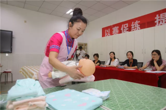 提供住房保障、提高薪资待遇:对员工制家政企业和从业人员,国家大力支持
