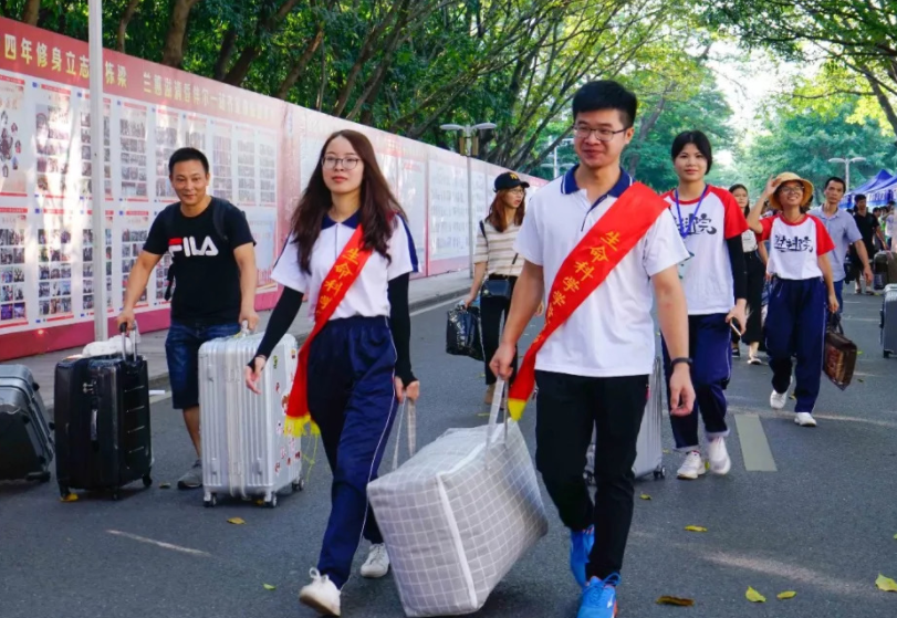 大学生的一个月生活费（大学一个月3000元生活费多吗）