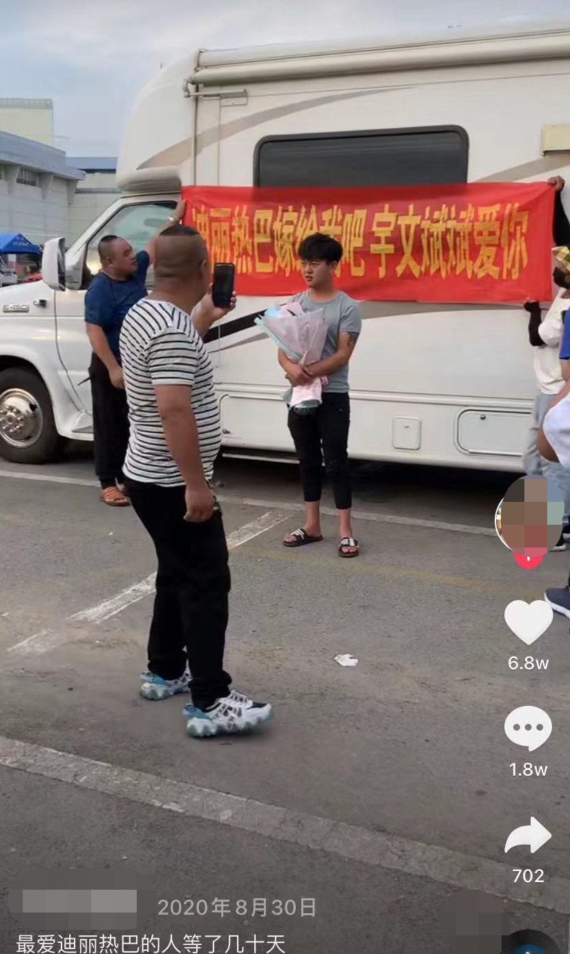 迪丽热巴被富家哥求婚，男方坚持示爱九个月，当众下跪赠女方豪车