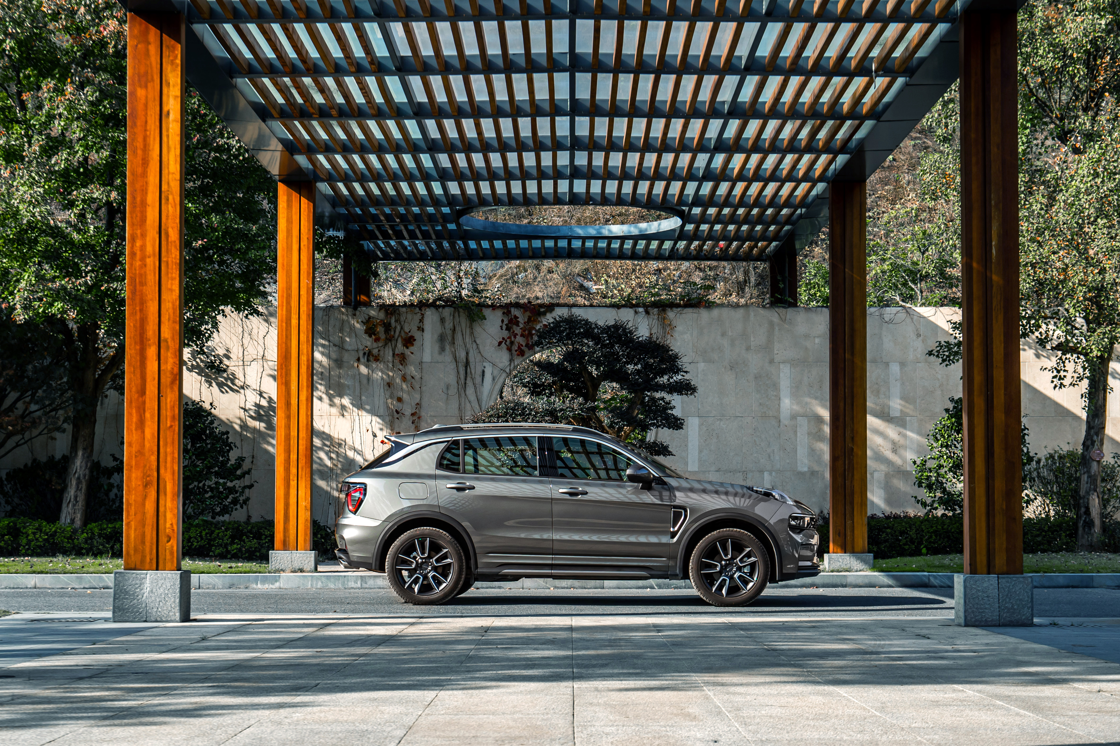 20万买2.0T+8AT+四驱？正面硬刚合资SUV 试驾2021款领克01