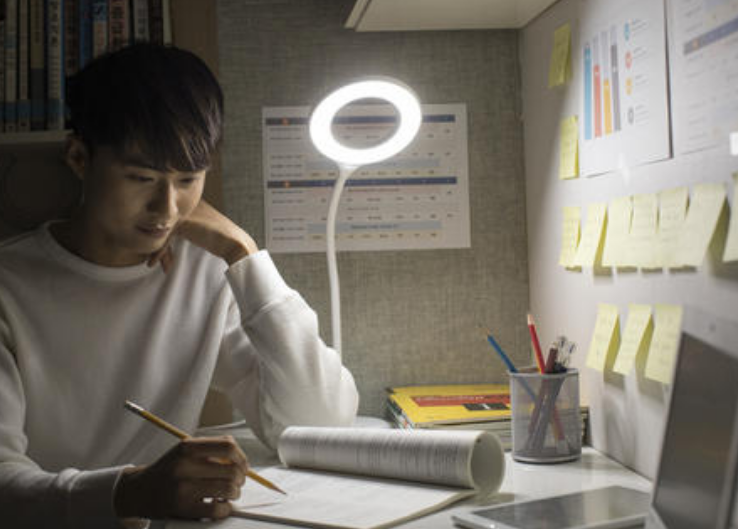 大学录取通知书里，有一张“表格”很重要，填好了更易得助学金