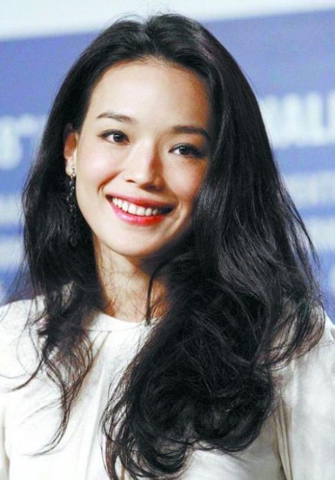 方脸女生别总留中分了，试试这4款瘦脸发型，显脸小还很时髦