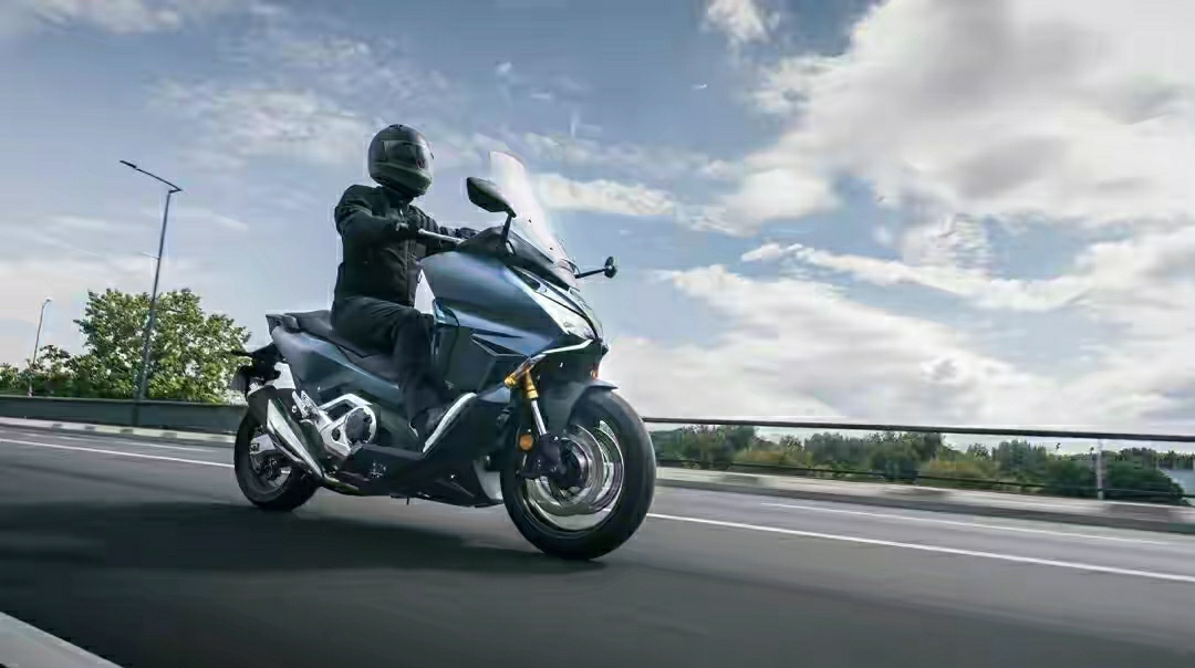新大洲本田CBR250R：百公里油耗1.8L，售价2.98万。外观犀利，动力十足。