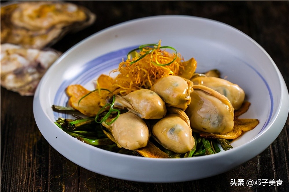 香葱炒生蚝，鲜甜多汁无腥味，蚝肉也不会缩水，一起来试试这做法