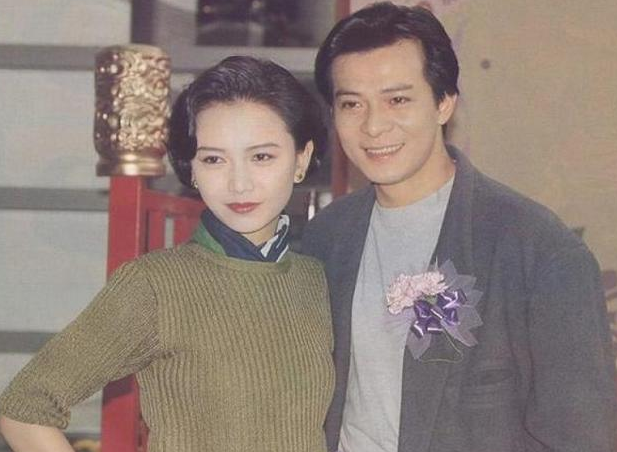 她是梁朝伟前女友，被闺蜜刘嘉玲夺爱，嫁豪门被气走，今54岁仍单身