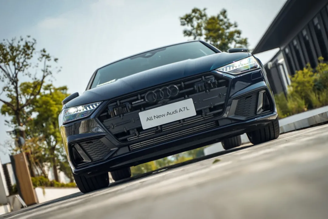 3.0T V6，5.6秒破百，配置比肩自家旗舰，看完价格我哭了