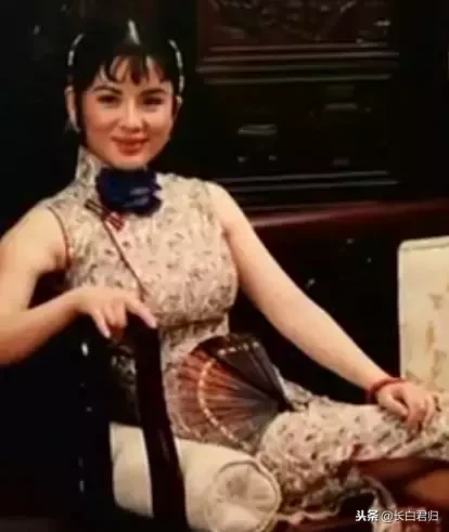 她坐过牢,拍过三级级片,被美国总统接见,如今还宛如少女