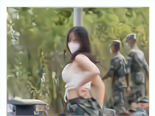 大一学生军训，学姐穿白色吊带跳性感舞，网友评论让人很担忧