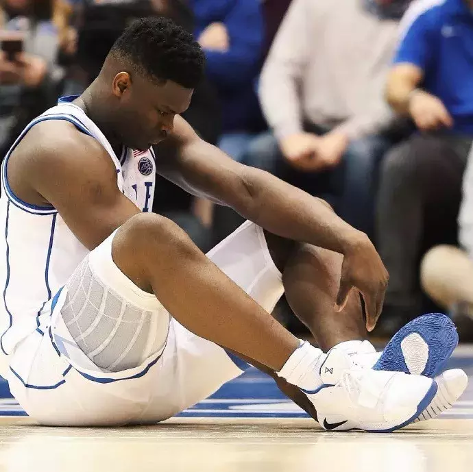 NBA球员今日上脚：欧文6代被曝光，勇士专属总冠军AJ1很亮眼！