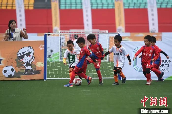 辽宁一景区玻璃滑道发生事故致1死多伤丨伪造清华录取通知书的高考生离家出走