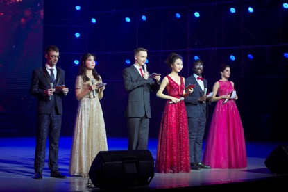 来华留学生合唱《红旗飘飘》！这场演出大工国际学生闪亮登场！