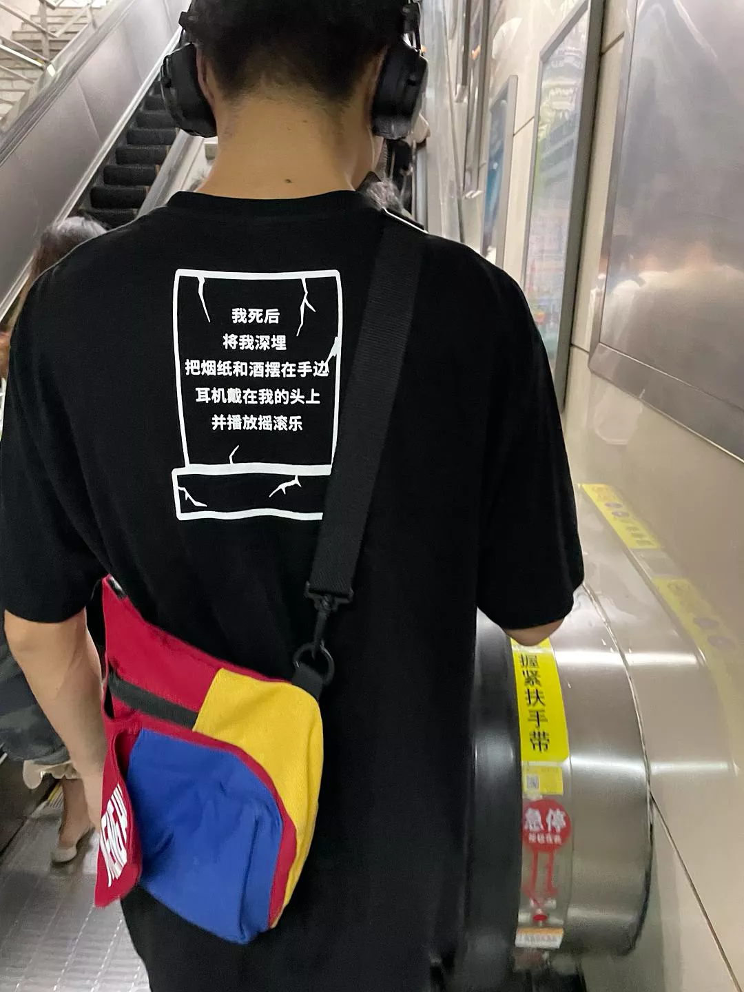 这些衣服的slogan不止酷,还有态度