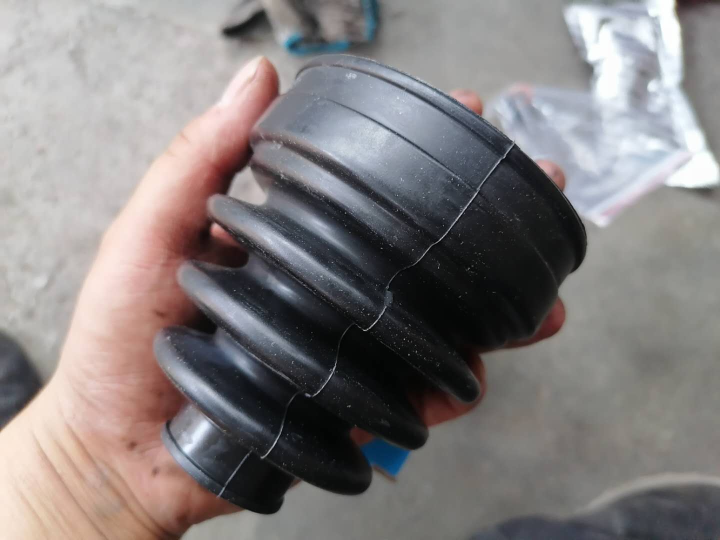 奇骏更换半轴内球笼防尘套，现在更换还来得及，否则就要换总成