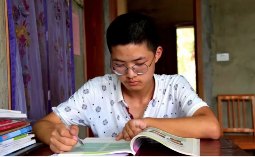 母亲双目失明，父亲单眼失明，自强不息的他以685分被清华录取