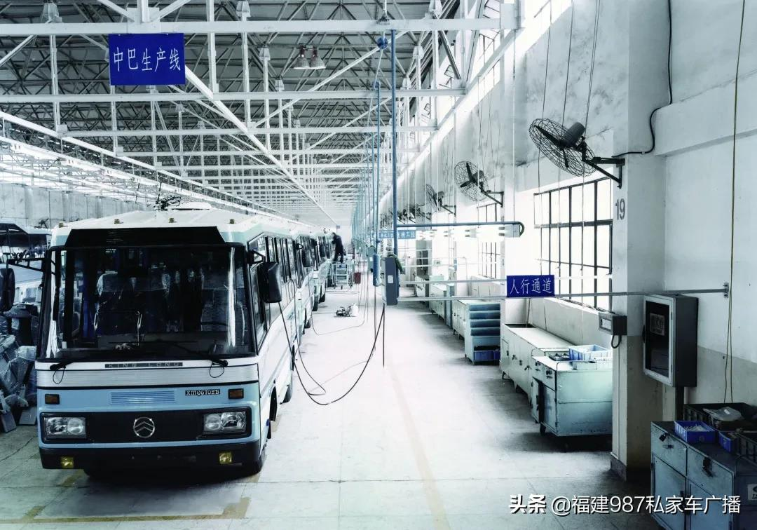 老照片讲故事 </p><p>　　 1990年第一辆金龙车