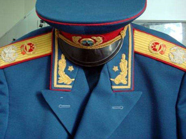 朱德位列十大元帅之首，为何军衔命令状不是001号，001号给了谁？