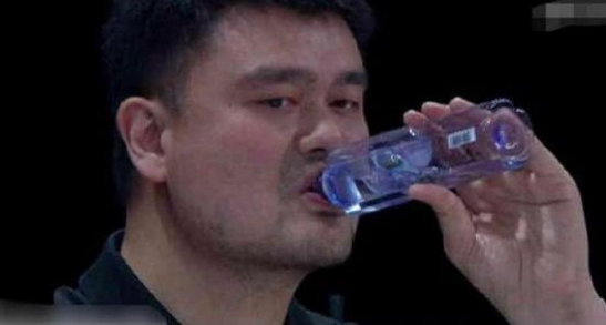 nba球员为什么那么大手(普通人与NBA巨人大手对比，差距多大？博班和谁比都是大1倍碾压)