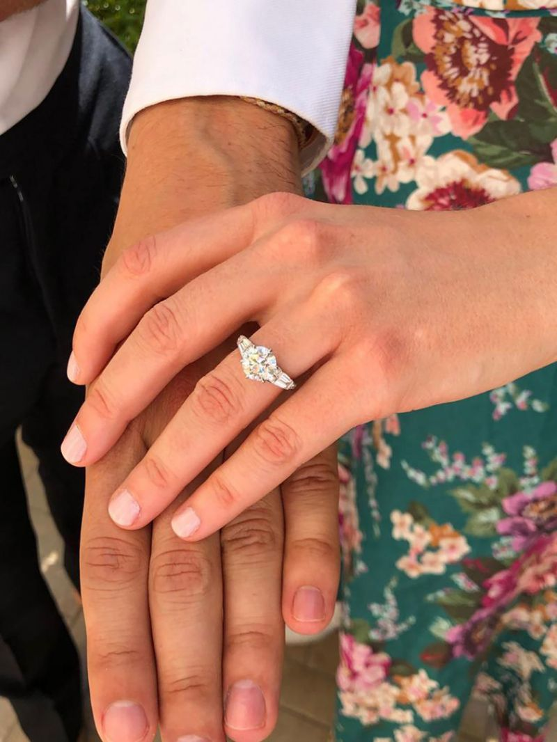 钻石两边再镶钻，比阿特丽斯公主的订婚戒指，和王妃们比哪个靓