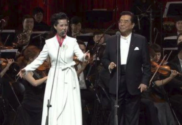 82岁李双江带老婆聚餐，梦鸽当场献唱，人美声甜气质出众获追捧