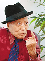 她是亚洲女首富，资产是英国女王的5倍，老公却是因“抠门”而死