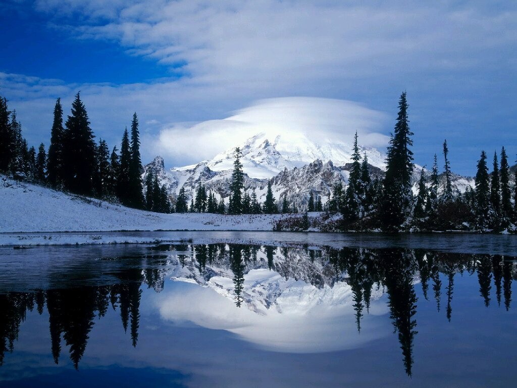 雪寒映湖湖水明，借得冰湖看雪山