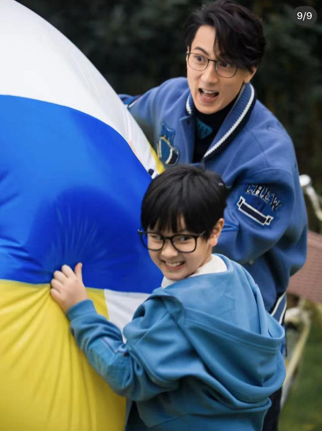 吴尊携儿女拍写真，NeiNei打扮淑女，Max长胖更像爸爸