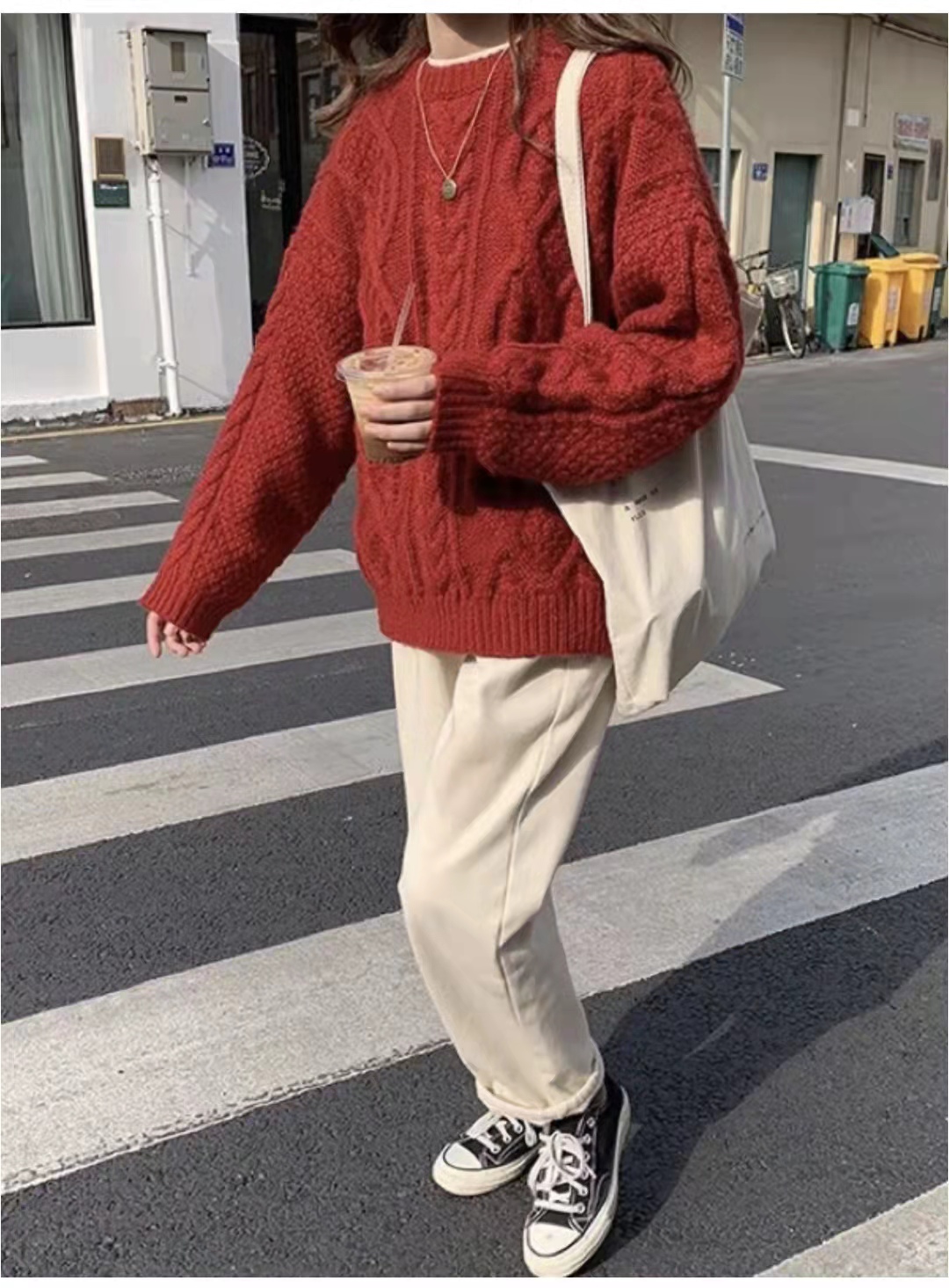 米色裤子配什么颜色上衣(米色裤子搭配色彩样式指南)