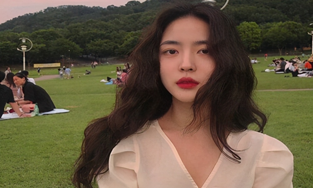 韩系中长卷发女生发型 2020年流行的气质烫发发型