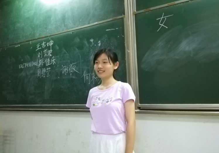 “我家是收废品的”，女大学生自我介绍获称赞，自信的女孩真美