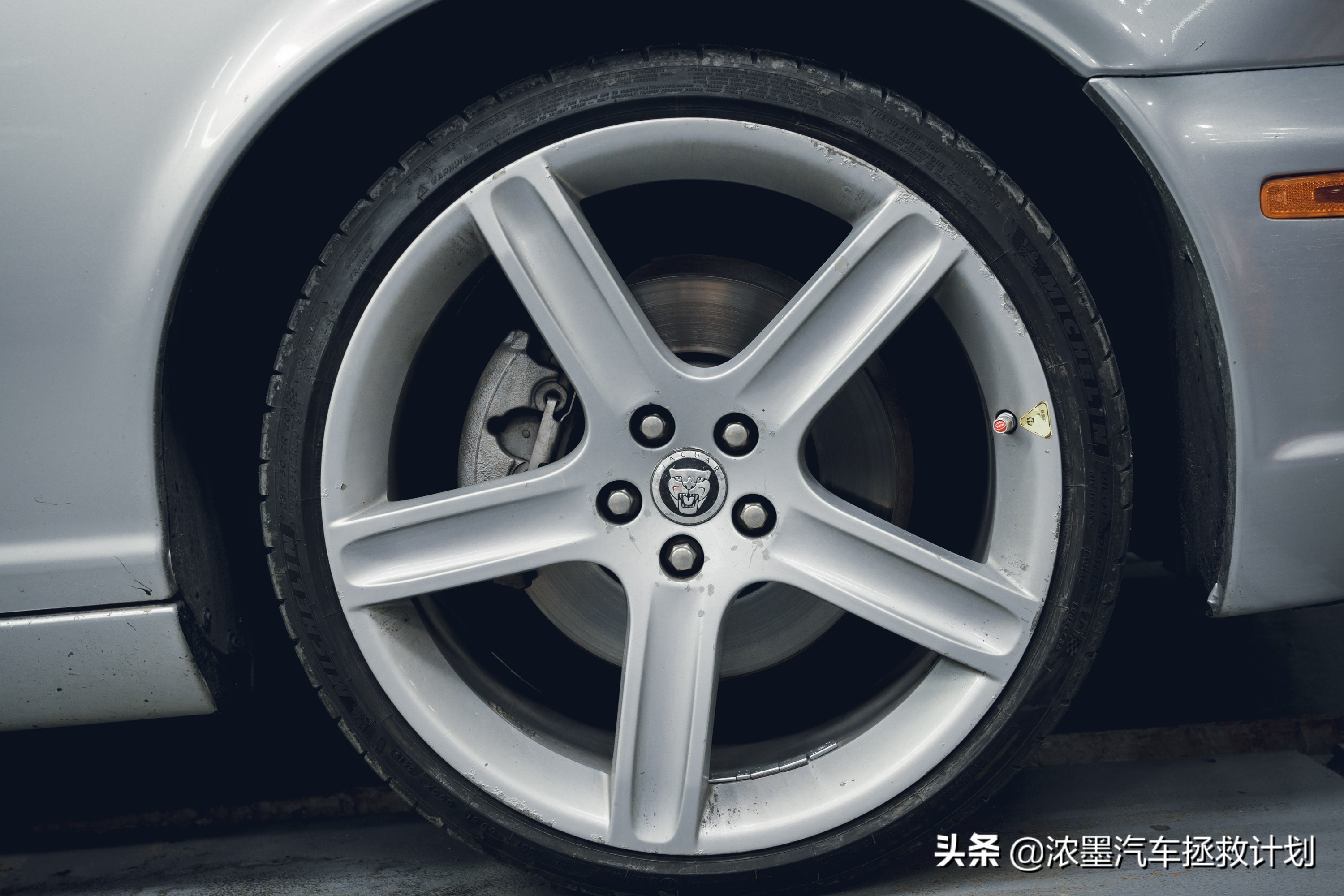 「从容耀眼」整备一台十三年前的捷豹XJ，演绎优雅与动感自然结合