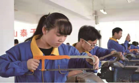 中考失利没读成高中，技校和就业该怎样抉择？读书或并非唯一出路