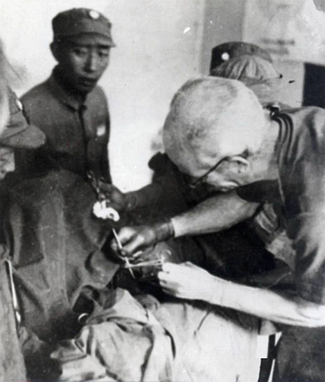 1938年毛主席接见白求恩，随后白求恩在日记中写下：这是一个巨人