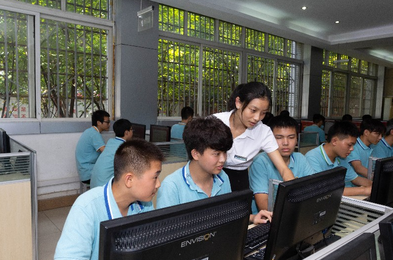 职业学院被央视曝光，要拿毕业证先交580元，实习期也收伙食费