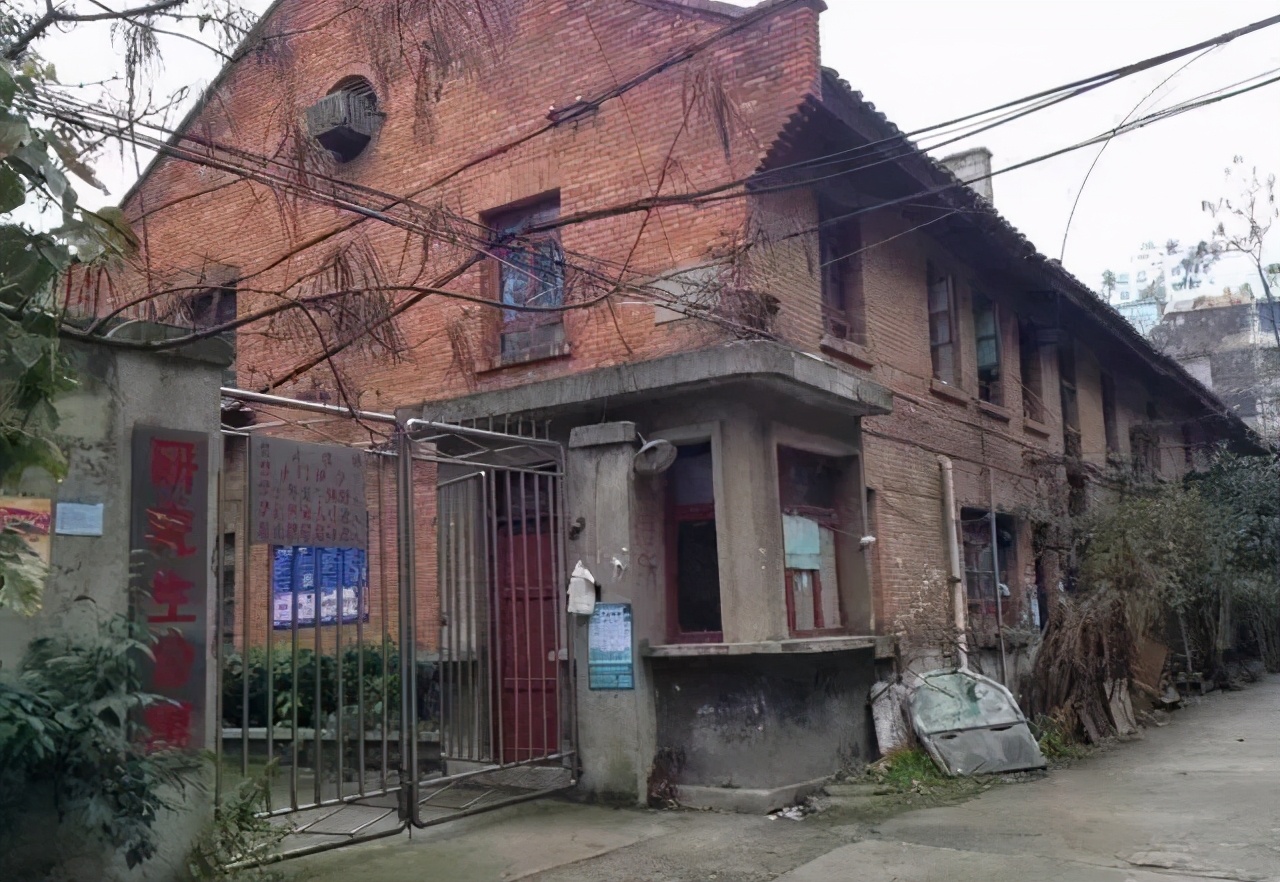 各大高校的“最差寝室”来了，整体写着“危”字，考生报考要谨慎