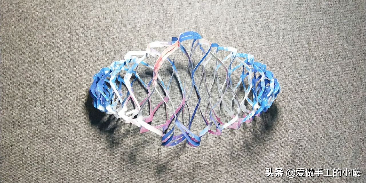 手工拉花的做法图片(两张纸就能做成的漂亮装饰拉花) - 赤虎壹号