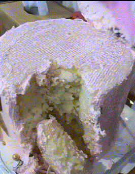 搞笑GIF:女朋友送我的大蛋糕，我真的好感动