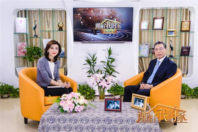 央视主持李红真美真时髦，西装搭丝巾端庄高贵，气质美过周涛董卿