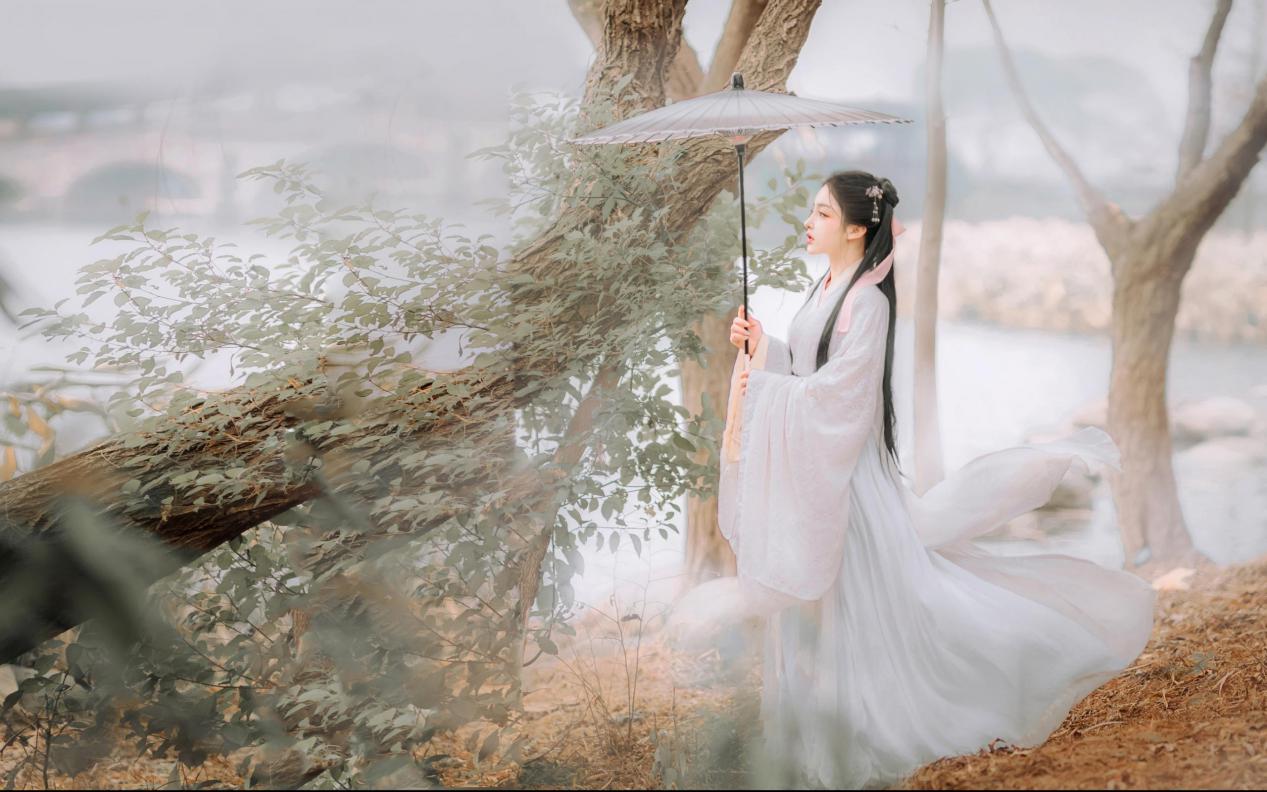 男子和女友结婚前夕，与老同学乱搞，女友来了谎称是室友女友