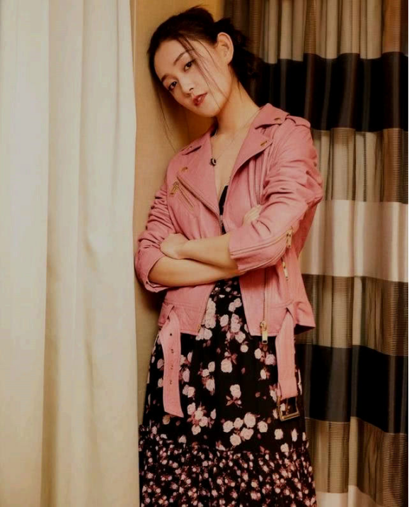 怪不得蒋依依读书时就有人追，看清她的校园穿搭后，换我我也追！