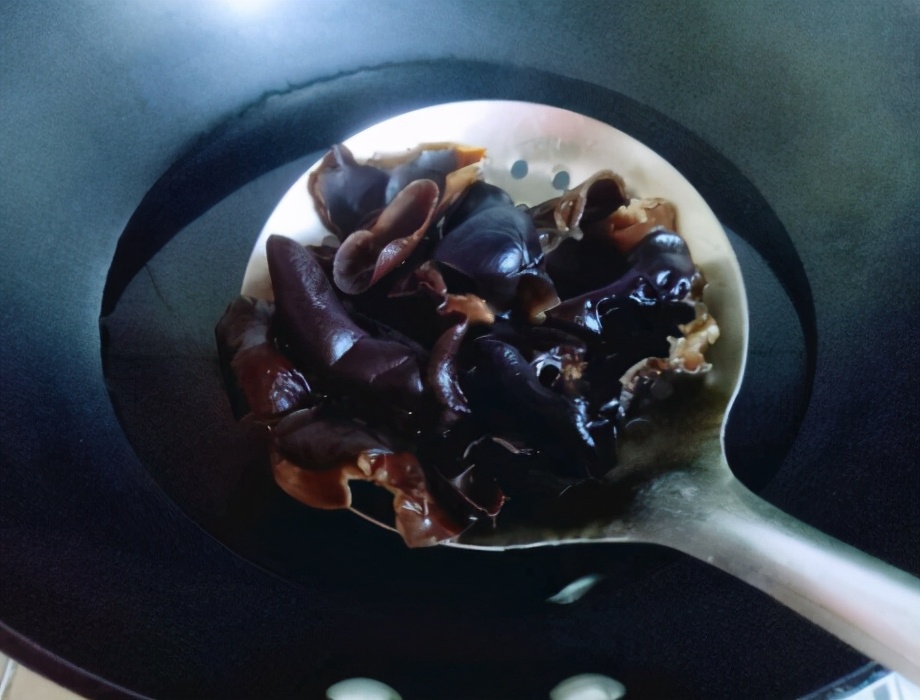 凉拌洋葱时，有人焯水有人加盐腌？教你正确做法，洋葱爽脆辣味淡