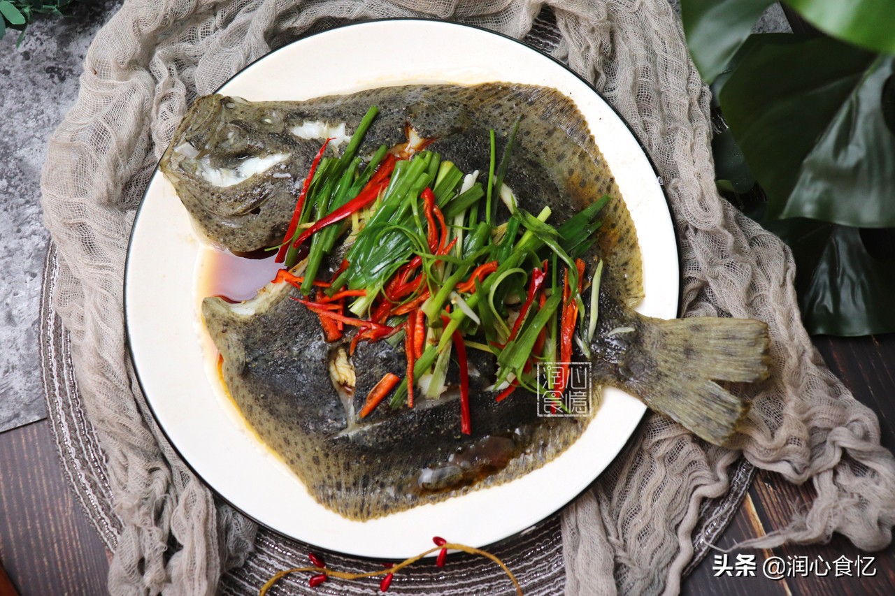 清蒸多宝鱼，下锅时间有讲究，牢记“七加二”，肉质鲜嫩爽滑不柴