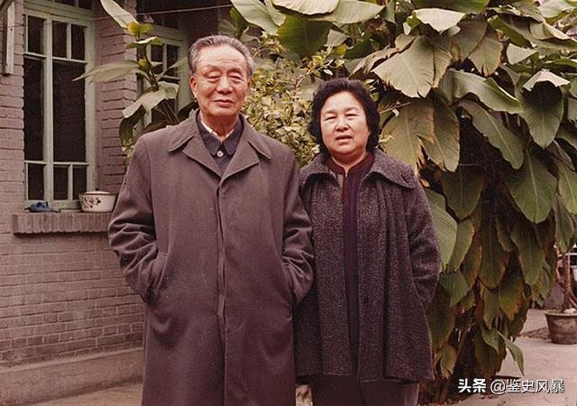 诗人艾青的激情婚恋:两次为女学生提出离婚,诗怀浪漫,情路坎坷