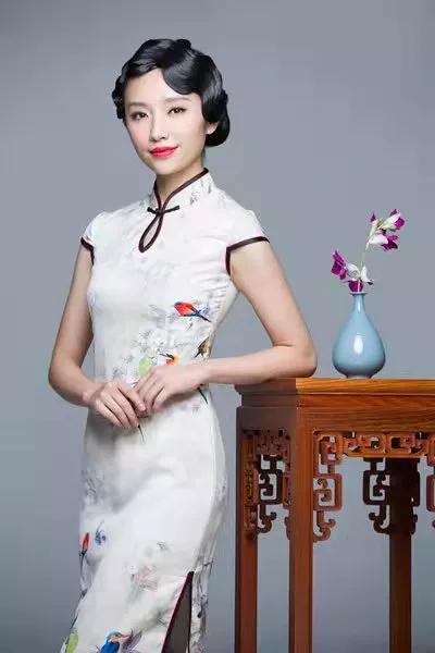 花媲人美争艳芳 人逊花香输情长